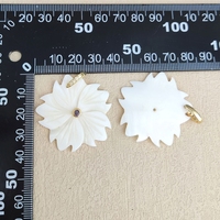 Fünfblättriger Blütenanhänger aus Perlmutt zum Fabrikpreis, Natürlicher Weißer Muschelblüten-Anhänger mit Zirkonia