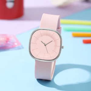 Montre à quartz décontractée élégante et simple de style dessin animé carré avec un bracelet en silicone sans marquage adapté aux déplacements quotidiens - Product Image 5