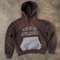 Sweat à capuche marron délavé style vintage avec détails éclaboussés de peinture, poche contrastante, imprimé athlétique, coupe oversize, streetwear