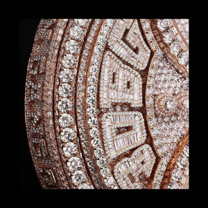 จี้การ์ตูนรูปสัตว์ตัว V 3D กำหนดเองได้เครื่องทดสอบเพชรแบบผ่านเพชรแบบ Viced Moissanite สไตล์ฮิปฮอปโรสโกลด์สีเงินสำหรับผู้ชายชุบโรเดียม - Product Image 1