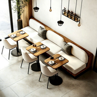 Ensemble de mobilier commercial moderne, haut de gamme, durable et écologique en bois et tissu, comprenant table carrée, chaises et banquette pour restaurant