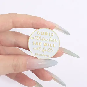 Broches en émail personnalisées avec verset biblique : « Dieu est en elle, elle ne se fera pas démonter », badges de revers pour vêtements, bijoux, cadeau pour amis - Product Image 3