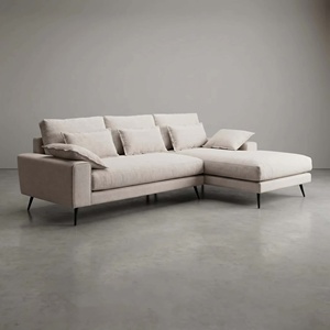 Divano Moderno a Tre Posti a L con Chaise Longue, Rivestimento in Tessuto Lino-Cotone Color Avena, Struttura in Metallo Sottile Nero per Soggiorno - Product Image 1