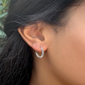 ต่างหูห่วงแบบคลา<span class=keywords><strong>ส</strong></span><span class=keywords><strong>ส</strong></span>ิคลายหนังงู  ทำจากสแตนเลส<span class=keywords><strong>ส</strong></span>ตีลเคลือบเงิน  ผิวสัมผั<span class=keywords><strong>ส</strong></span>แบบตอกลาย  เห<span class=keywords><strong>ม</strong></span>าะ<span class=keywords><strong>ส</strong></span>ำหรับทั้งชายและหญิง  เป็นของขวัญ - Product Image 3