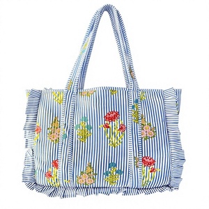 Bolso tote extragrande con volantes, hecho a mano, de tela, estilo shopper, espacioso, tipo bandolera, con patchwork botánico, ideal para el fin de semana. - Product Image 1