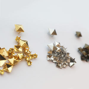 100個四角いピラミッド爪4爪真鍮素材リベットビーズ革装飾用スパイク服靴バッグ - Product Image 4