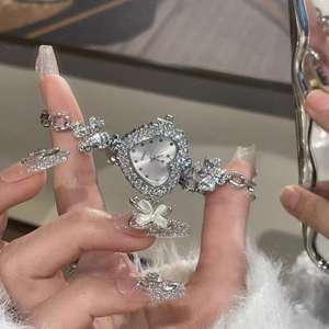 Elegante Reloj de Mujer con Cristal en Forma de Corazón, Estilo Lujoso, Accesorio de Pulsera de Cuarzo - Product Image 3