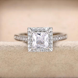 Anillo de Compromiso Q859 con Diamante Corte Princesa Plateado, Estilo Clásico para Mujer, con Diamantes Cultivados en Laboratorio en las Laterales - Product Image 3