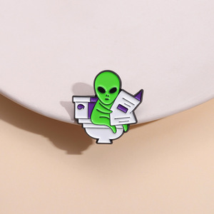 Divertido Pin de Solapa de Metal con Diseño de Extraterrestre <span class=keywords><strong>ET</strong></span> Leyendo un Periódico en el Inodoro, Broche Creativo de Dibujos Animados, Insignia Decorativa para Ropa, Venta al por Mayor - Product Image 4