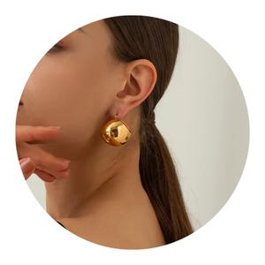 Nuevos Pendientes Geométricos de Acero Inoxidable Chapados en Oro de 14K, con Acabado Pulido y Liso, Pendientes de Bola Redonda Hueca para Mujer - Product Image 1