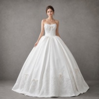 Abito da sposa a ball gown con corsetto trasparente con stecche, gonna in raso, bordo in pizzo, stile principessa, strascico cattedrale, all'ingrosso