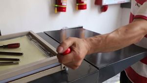 Máquina Selladora Automática de Alta Velocidad para Empaquetado al Vacío con Película y Cartón para Herramientas, Tornillos, Baterías y Piezas - Product Image 6