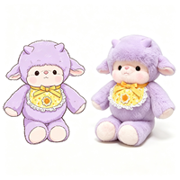 Mignonne peluche mouton violette avec bavoir en dentelle jaune, jouet en peluche doux et moelleux, personnalisable avec logo, jouet en peluche mouton Kawaii