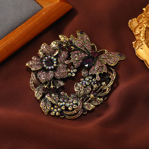 Broche de aleación de zinc con incrustaciones de diamantes, estilo barroco vintage, con diseño intrincado de mariposa y flor, elegante y versátil, unisex, para abrigos. - Product Image 4