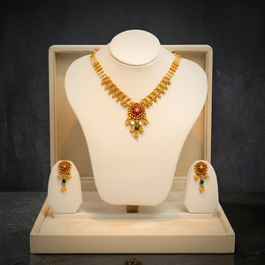 Ensemble collier style temple avec pierres rouges et vertes, pendentif perle et boucles d'oreilles assorties, or, pour mariage. - Product Image 6