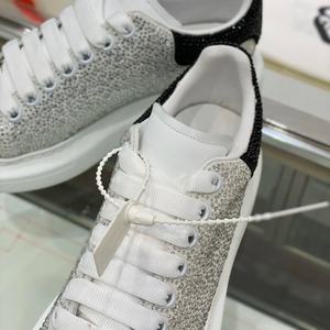 Chaussures décontractées à lacets en maille blanche respirante avec perles et cristaux, style Alexander McQueen original, haut de gamme, personnalisables avec logo - Product Image 3