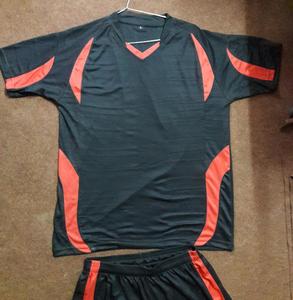 Uniforme de football respirant de haute qualité pour hommes et enfants, design à la mode - Product Image 1