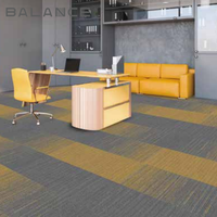 Dalles de moquette en polyester modernes pour bureaux commerciaux, 50x50, pour la vente en gros, directement de l'usine, avec support en PVC