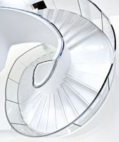 Escalier en marbre intérieur, escalier incurvé, garde-corps en verre, villa, escalier en pierre naturelle de luxe