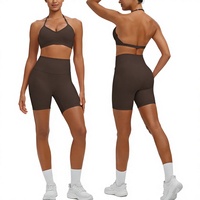 Soutien-gorge de yoga uni brossé à col halter et dos en V amincissant, et short de sport taille haute à séchage rapide pour la course et l'entraînement, pour femme
