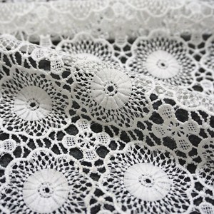 Tissu en dentelle guipure de haute qualité, moins cher, soluble dans l'eau, 100% polyester, couleur personnalisée, tendance, pour robe - Product Image 1