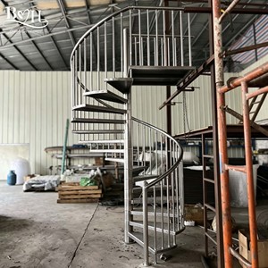 <span class=keywords><strong>Escalier</strong></span> en spirale extérieur personnalisé en acier au carbone, structure métallique antirouille, marches en bois, escaliers en spirale pour villa, cour, usage commercial - Product Image 2