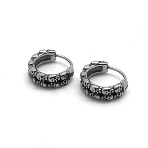 Yunnique Pendientes de aro con forma de calavera retro, de acero de titanio, estilo punk, diseño geométrico, joyería de moda para hombres y mujeres - Product Image 5
