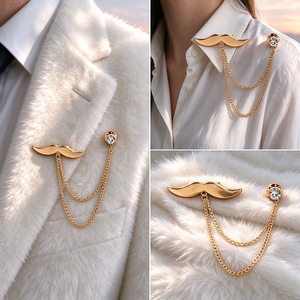 Broche personnalisée dorée avec lettre, badge métallique personnalisé en émail souple et dur pour vêtements féminins - Product Image 2