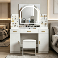 Coiffeuse blanche avec miroir LED cintrée, grands tiroirs de rangement, armoires, étagères à maquillage, poignées dorées et tabouret pour chambre à coucher