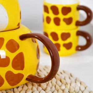 M 3D Girafe <span class=keywords><strong>Animal</strong></span> Mug Cartoon Café Lait Thé Théière En Céramique <span class=keywords><strong>Tasse</strong></span> Avec Couvercle Cuillère Ensemble Cadeau D'anniversaire Pour Amis Filles Enfants - Product Image 6