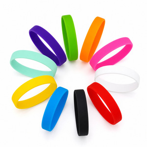 Bracelets en caoutchouc de couleur unie personnalisables en gros pour cadeaux promotionnels de fête - Product Image 4
