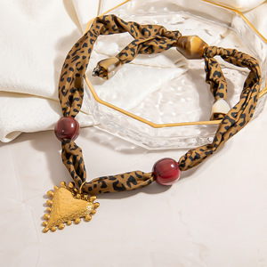 Collar de seda con estampado de leopardo y colgante de corazón dorado para mujer, joyería de moda, accesorio con cadena de acero inoxidable - Product Image 3