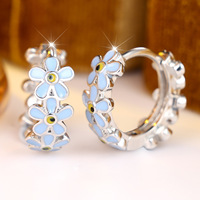 Anting Huggie Hoop Bunga Daisy Biru Bernuansa Perak, Anting Jepit Kecil Bermotif Bunga Enamel Warna-warni untuk Wanita, Perhiasan Sehari-hari