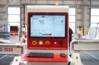 Routeur CNC ATC économique avec broche de 9 kW, système de contrôle Syntec, table à vide haute performance pour la découpe de portes d'armoires.