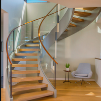 Escalier courbé industriel en acier robuste avec marches en bois et garde-corps de sécurité pour usage intérieur