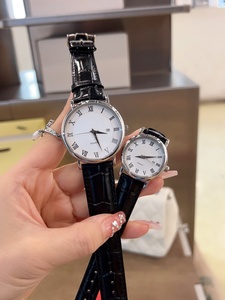 Ensemble de montres à quartz pour couple, bracelet en cuir marron, cadran blanc avec chiffres romains et affichage de la date, Omegaes - Product Image 2