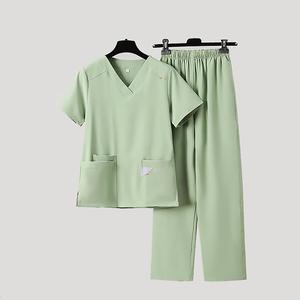 Ensemble de vêtements de travail personnalisés avec logo, pantalon cargo de haute qualité, ensemble de blouses pour salon de coiffure, infirmière et esthéticienne. - Product Image 2
