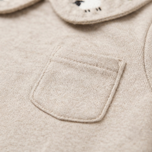 Combinaison Bébé Unisexe en Coton Côtelé à Manches Longues avec Col Peter Pan Brodé, Douce, Une Pièce, à Boutons Pression, Vente en Gros - Product Image 3