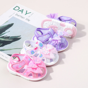 รองเท้าเด็กรูปโบว์สำหรับเด็กผู้หญิง, รองเท้าระบายอากาศที่มีพื้นรองเท้านุ่มและคุณสมบัติกันลื่นสำหรับฤดูร้อน - Product Image 1