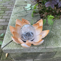 Lampe solaire à LED craquelée avec fleur de lotus Lampe de jardin suspendue avec conception unique de craquelure