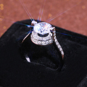 Anello con Cristallo Fluttuante per Donne, Accessorio Minimalista Elegante per Uso Quotidiano e Feste - Product Image 2