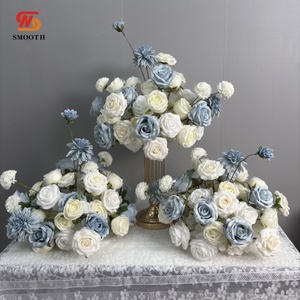 Bola de Rosas Artificiales Hechas a Mano para Fiestas y Eventos LEDA, Arreglo Floral Azul Suave para Bodas - Product Image 4