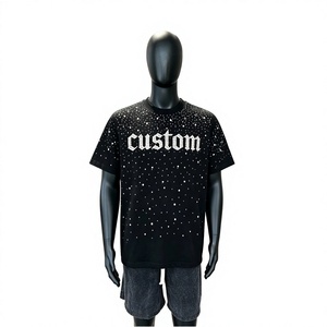 เสื้อยืดโอเวอร์ไซส์ผู้ชายผ้าฝ้ายพิมพ์ลายดิจิตอลโลโก้แบบกำหนดเอง พร้อมลายพิมพ์ตัวอักษรประดับเพชร คอกลม แขนสั้น สไตล์สตรีทแวร์ - Product Image 1
