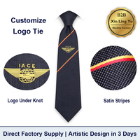 Corbata de Lujo con Logotipo Personalizado Bordado, Diseño de Rayas de Satén y Emblema Personalizado en la Parte Inferior para Clubes y Empresas