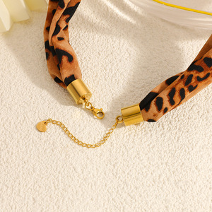 Collar de Pañuelo de Seda con Estampado de Leopardo, Colgante de Corazón de Acero Inoxidable, Bola de Resina Bañada en Oro de 18K, Elegante Accesorio de Moda - Product Image 4