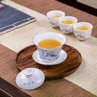 Service à thé en porcelaine de Jingdezhen pour usage domestique, vente en gros ; Ensemble de 8 pièces de style national bleu et blanc, comprenant tasses à thé Gongfu et bol à couvercle, idéal