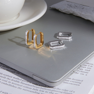 Boucles d'oreilles créoles classiques en forme de U J&D Jewelry en acier inoxydable avec sertissage canal et zircone cubique baguette pour femme - Product Image 4