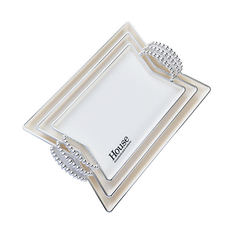 Poignée en forme de losange fond blanc bord argent perlé