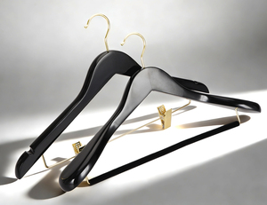 Cintres en bois noir brillant de qualité supérieure avec logo personnalisé pour les boutiques et les hôtels - Product Image 3