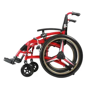 Sedia a rotelle manuale per esterno pieghevole per sedia a rotelle sportiva traspirante da 24 pollici per anziani con braccioli uvabili